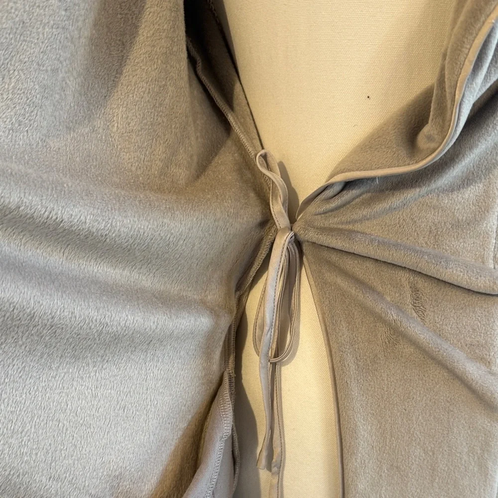 SKIMS Soft Gray Women's Robe - Picture 4 of 6